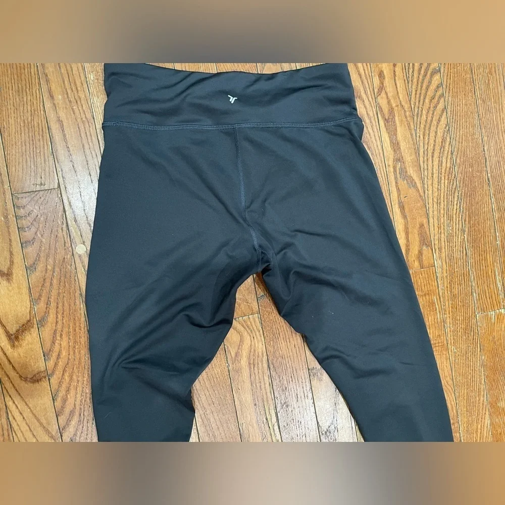 Old Navy Classic Black Leggings - Picture 2 of 5